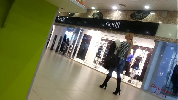 सुपरमार्केट में कूल चिक।